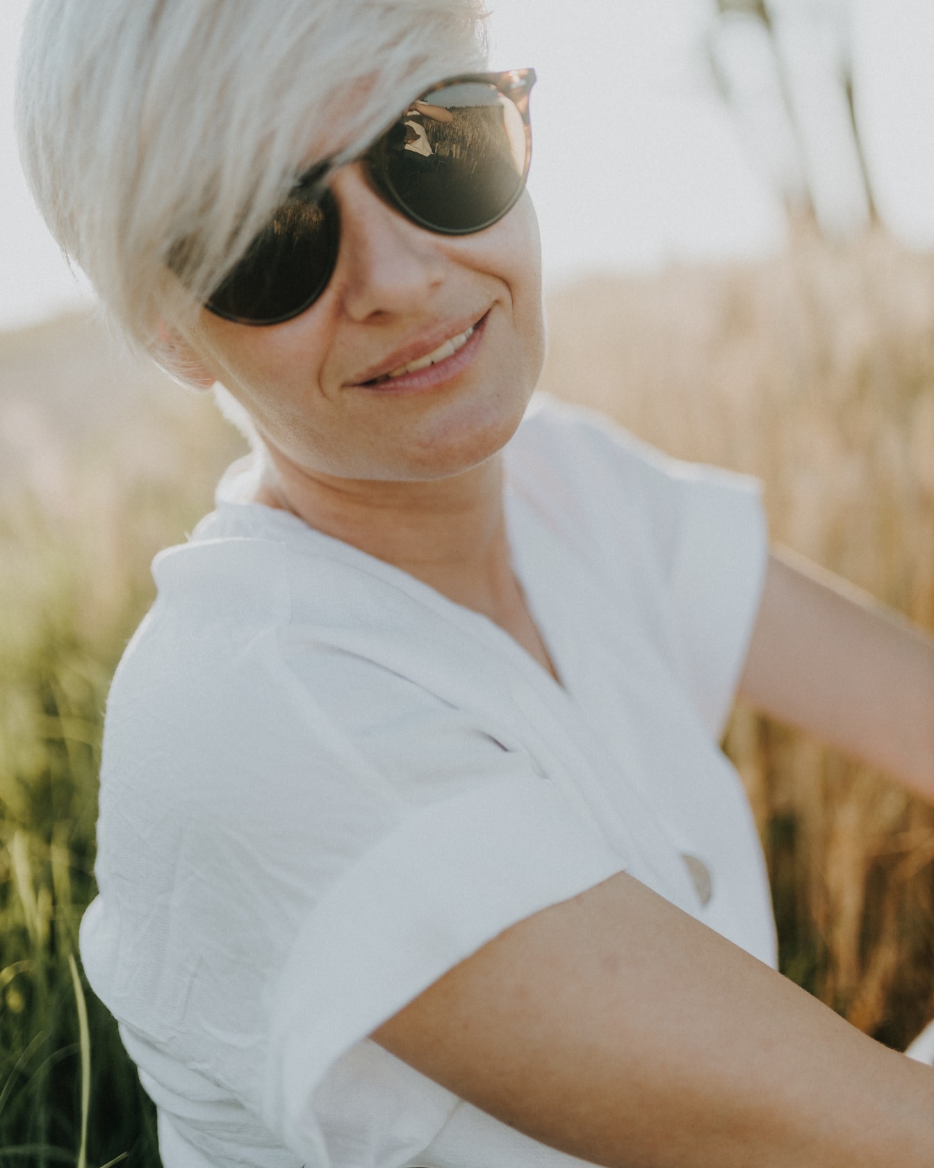 Nahaufnahme Porträt einer blonden Frau mit Sonnenbrille