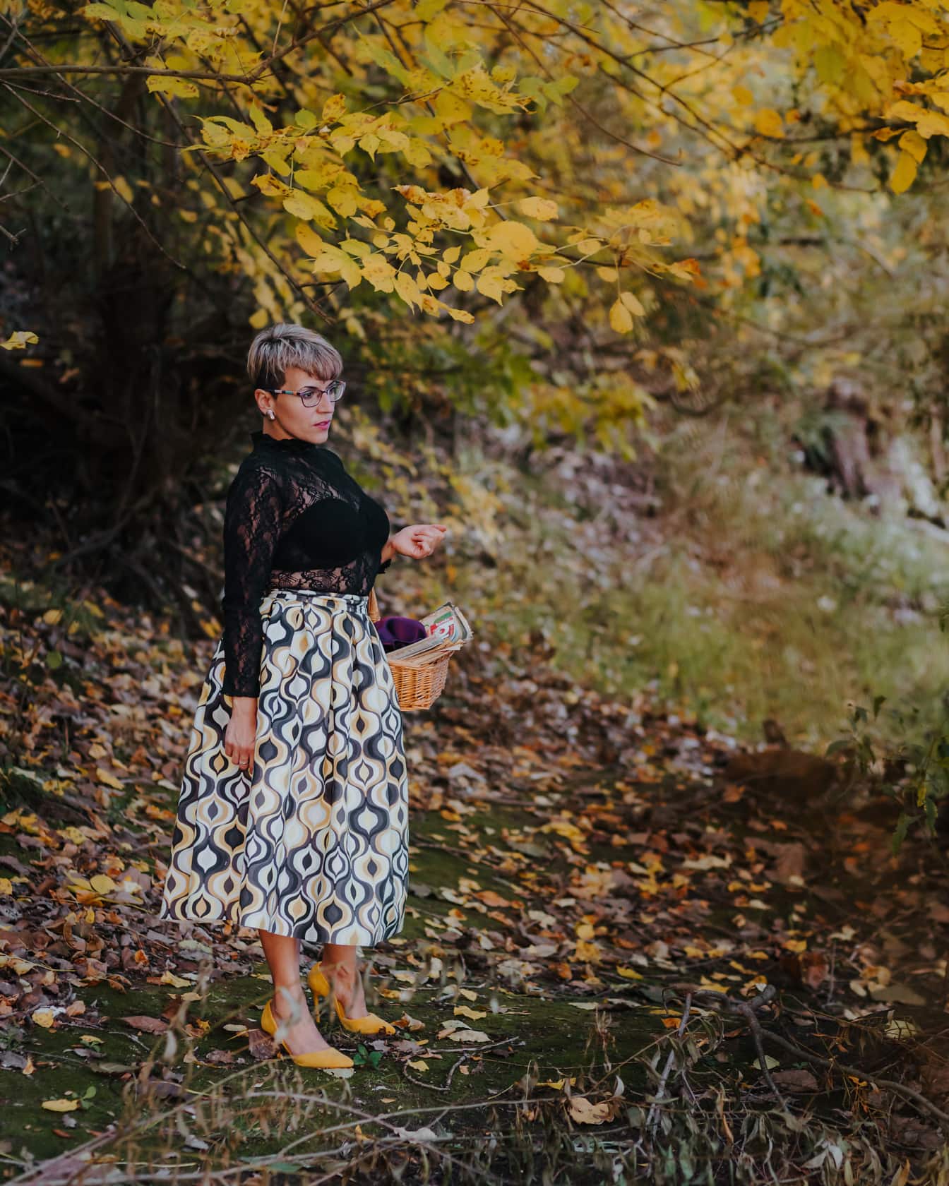 Người phụ nữ xinh đẹp với giỏ đan bằng liễu gai trong rừng vào mùa thu