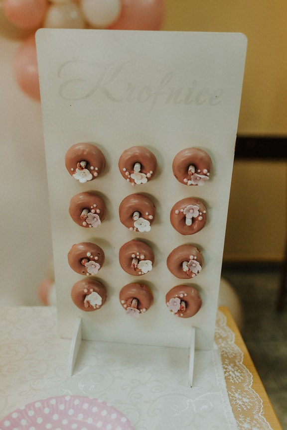 Miniaturní čokoládové ručně vyráběné koblihy