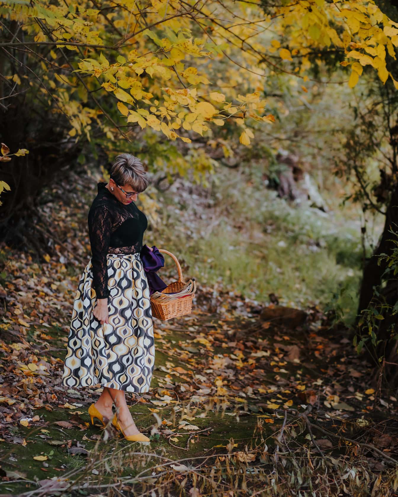 Người phụ nữ trong trang phục lạ mắt đi dạo trên đường mòn trong rừng