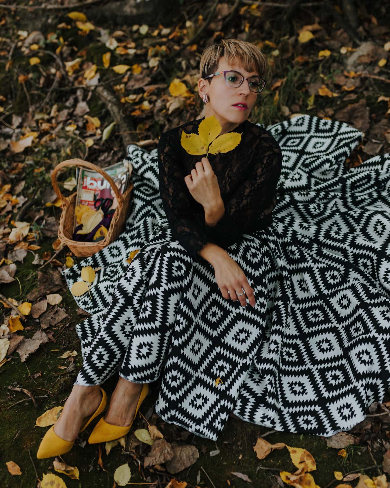 Hübsche Dame im Kostüm mit Herbstblatt