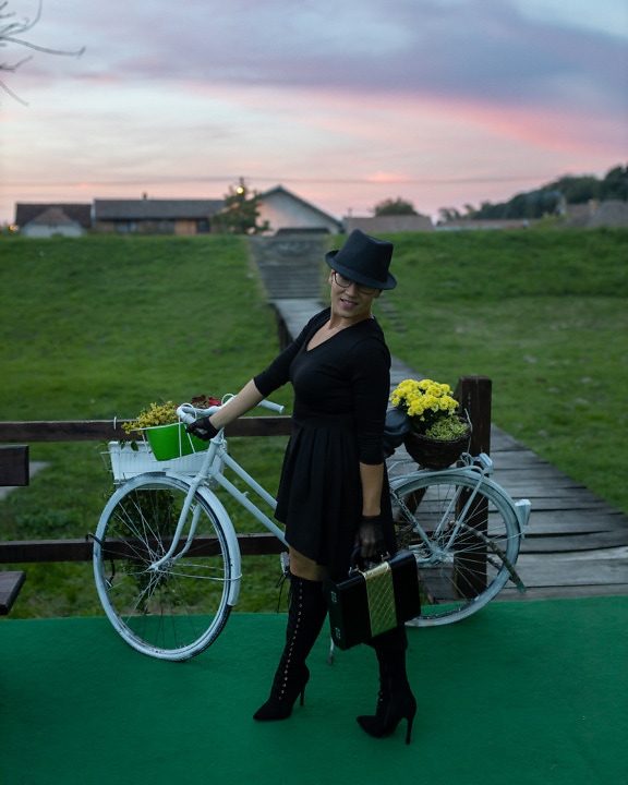 Yksityisyrittäjä, hymyillen, hattu, musta, mekko, polkupyörä, Polkupyöräily