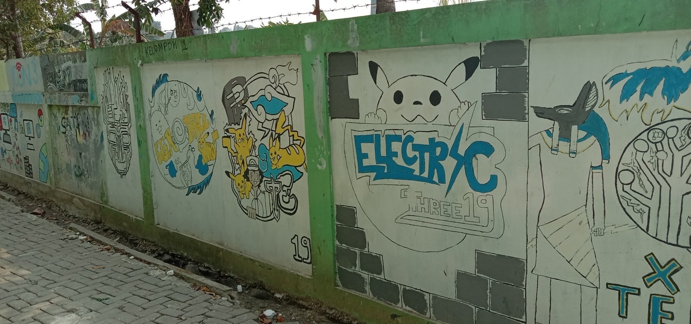 De graffiti van Grunge op bederfmuur op straat in landelijk gebied
