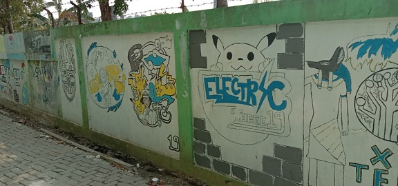 Grunge grafite em muro de decomposição em rua em areal rural