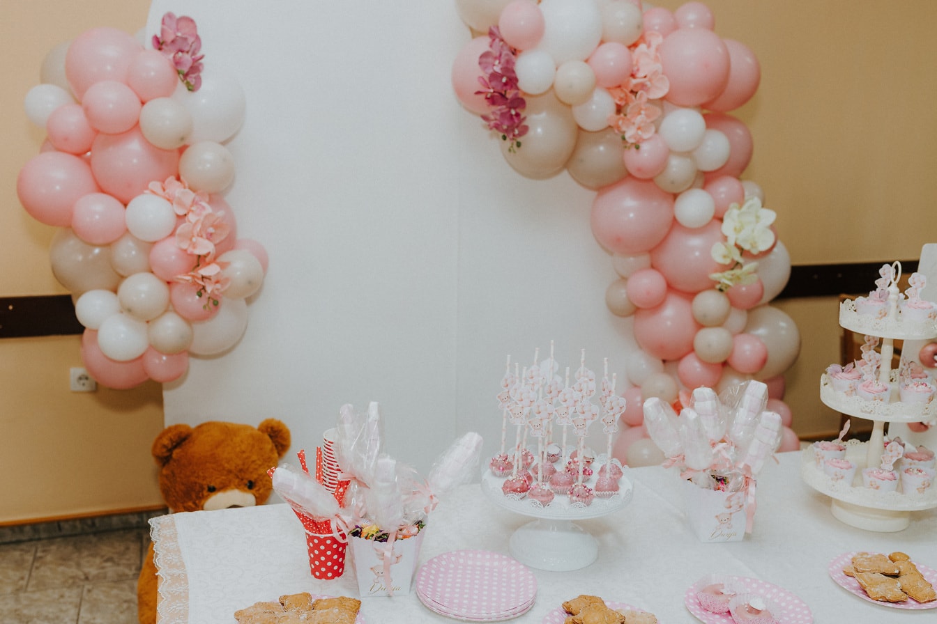 Het buitensporige arrangement van de verjaardagsviering met roze ballons