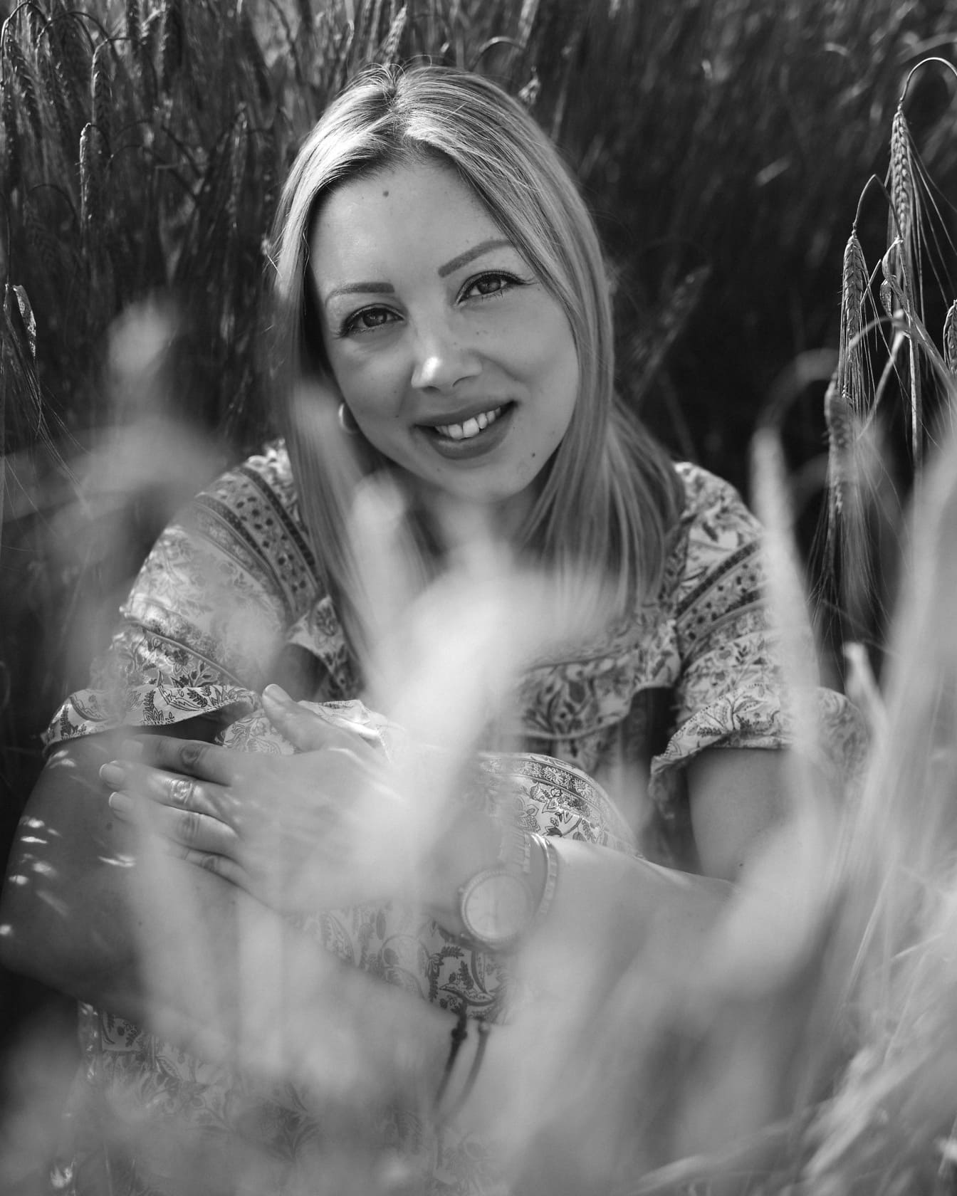 Портрет чудової блондинки, що посміхається на пшеничному полі, фото крупним планом