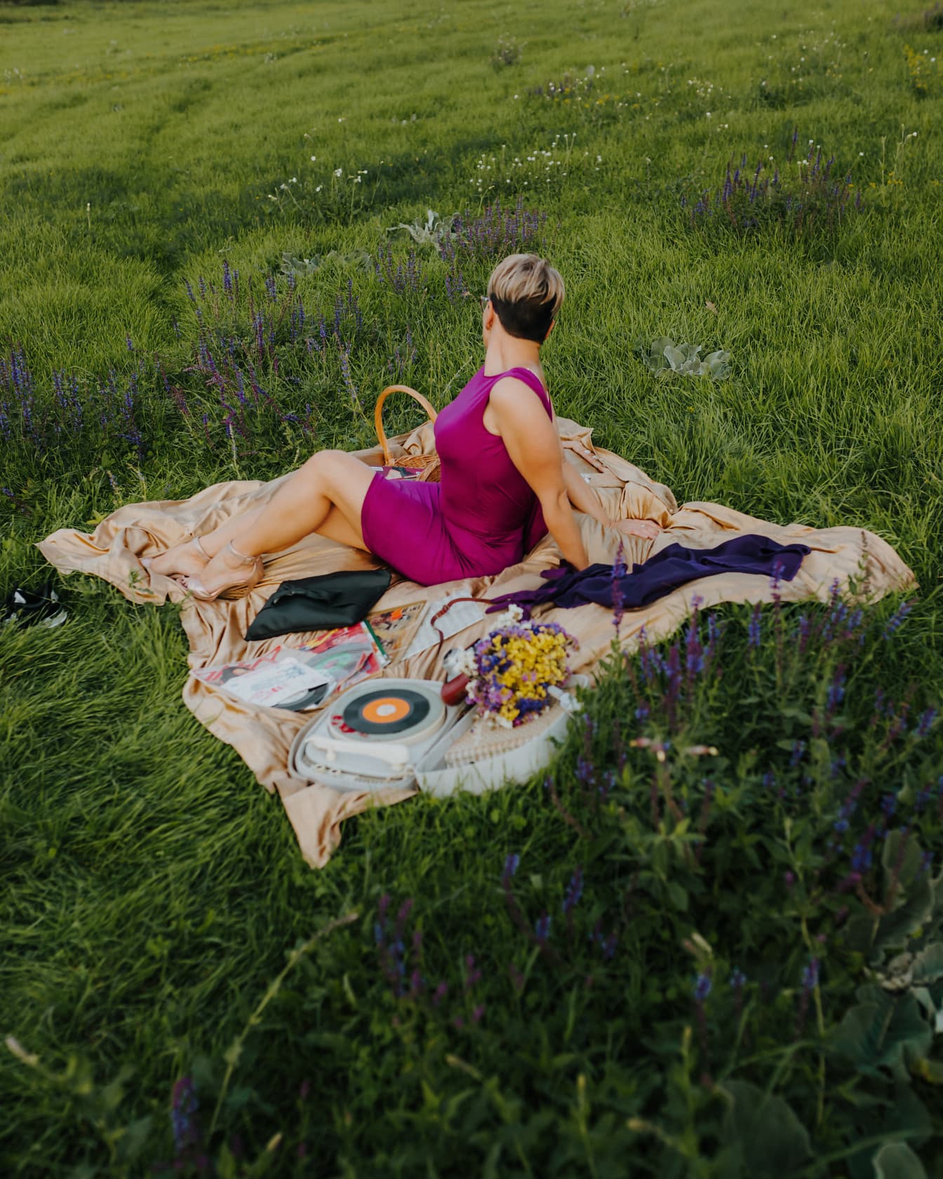Luksusowy strój piknikowy, fioletowa sukienka i fantazyjne buty