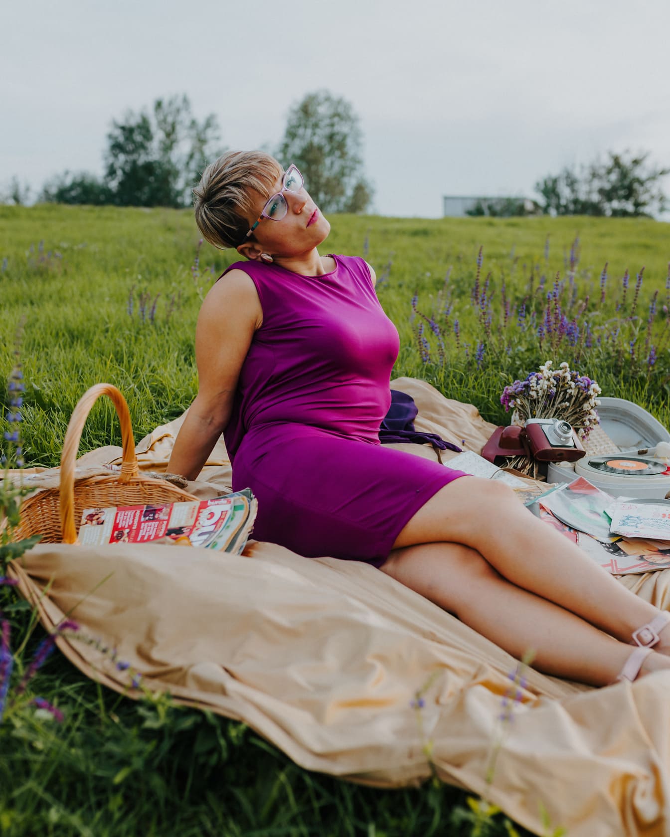Pen kvinne nyter på piknik på sommerdag
