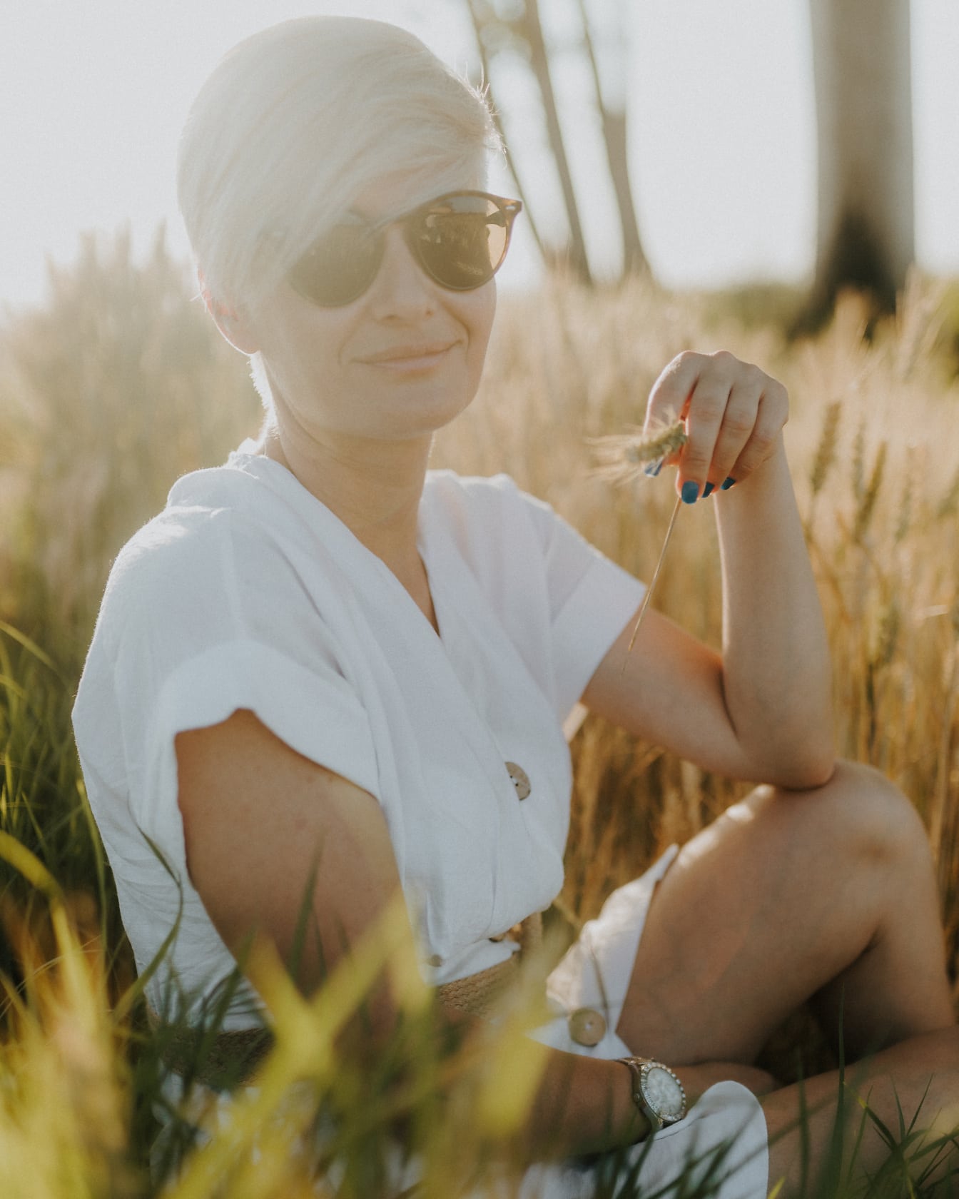 Nahaufnahme Porträt einer Blondine im sonnigen Weizenfeld