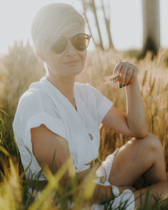 Nahaufnahme Porträt einer Blondine im sonnigen Weizenfeld