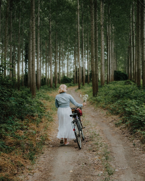 mujer, caminando, bicicleta, camino forestal, al aire libre, bosque, paisaje