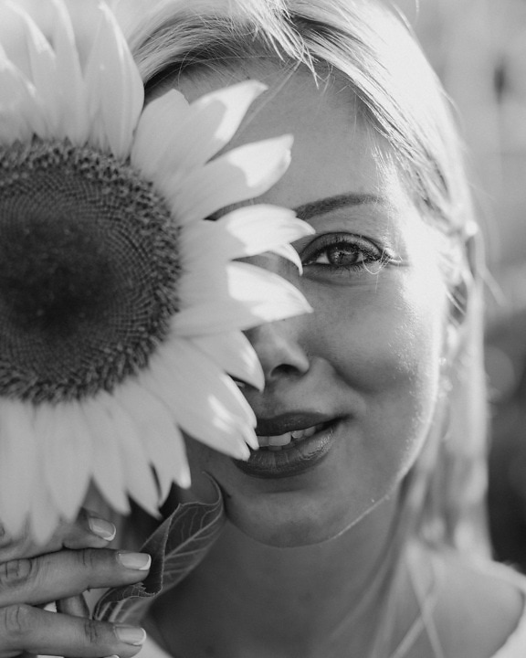 portrét, černobílý tisk, žena, zblízka, slunečnice, obličej, kůže