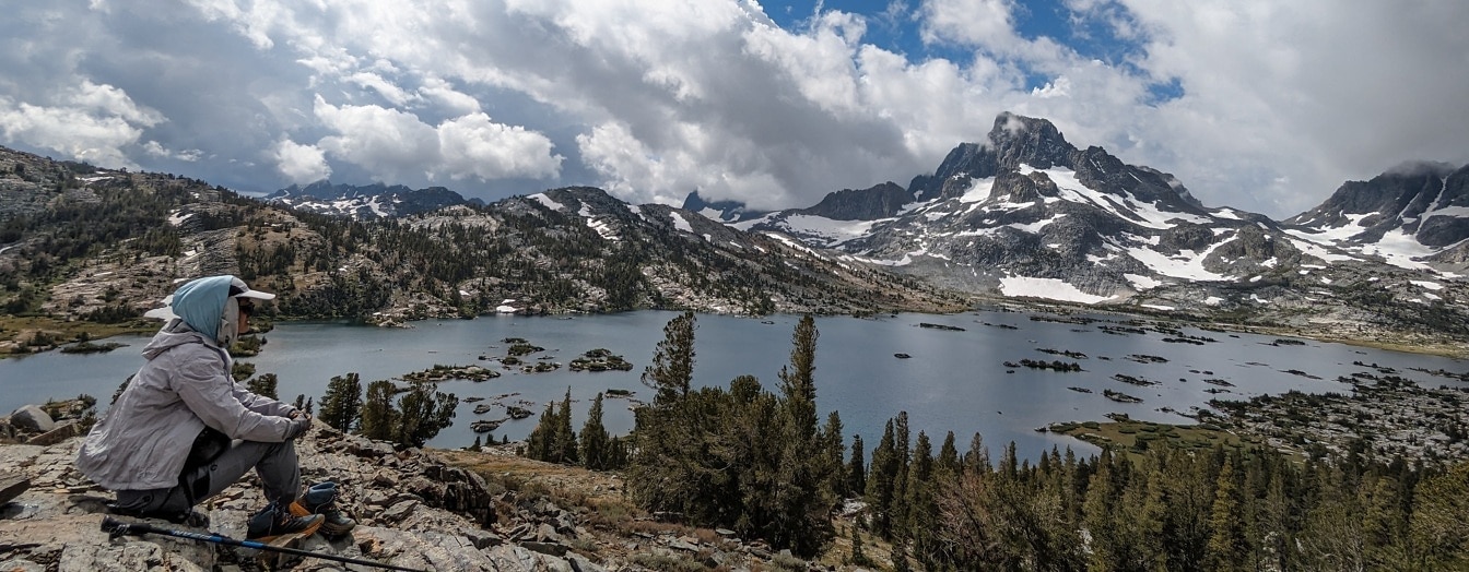 Horolezec si užívá panorama národního parku z vyvýšeniny
