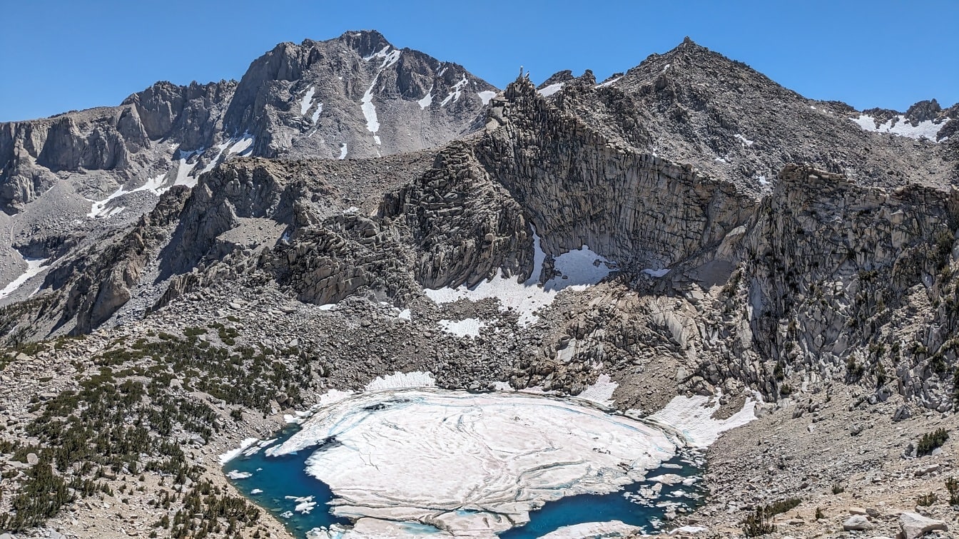 Vârfurile montane ale muntelui Gould cu lac înghețat în parc natural