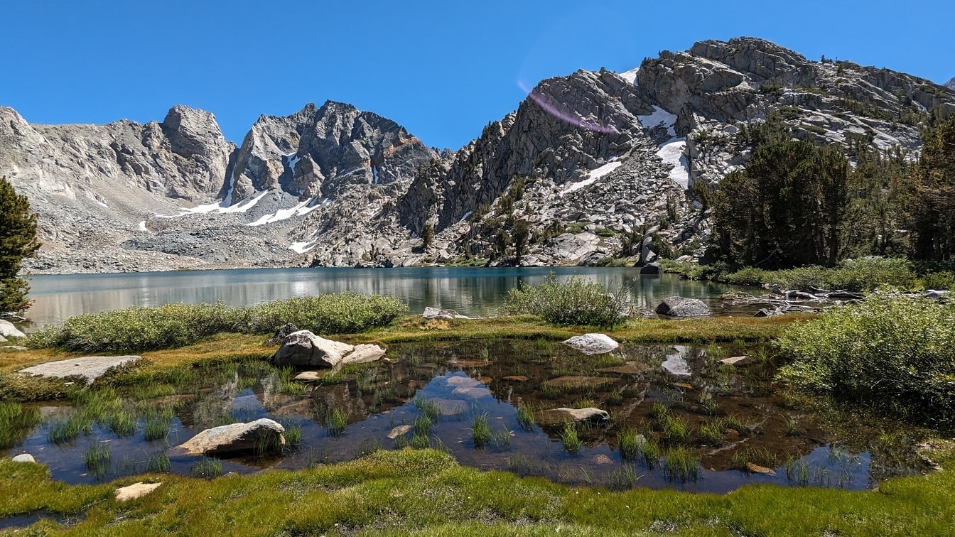 Fotografie frumoasă pe malul lacului în parcul natural din America