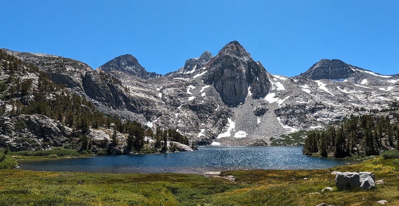 Sierran luonnonpuisto Amerikassa järven rannalla panoraama