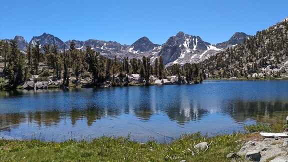 Majestátní panoramatická fotografie jezera ze břehu v přírodním parku