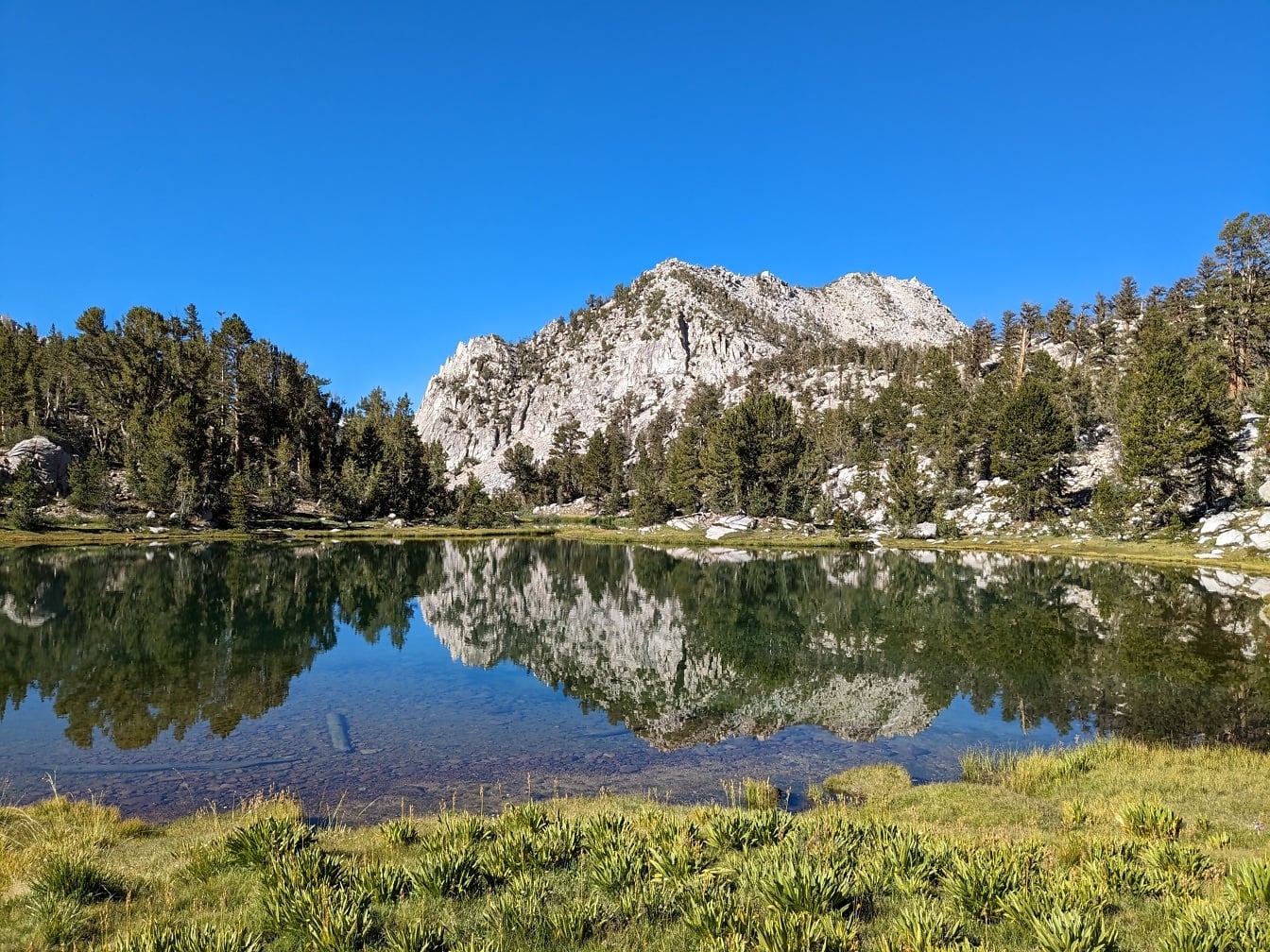 Atmosferă calmă la lac cu reflexie a munților