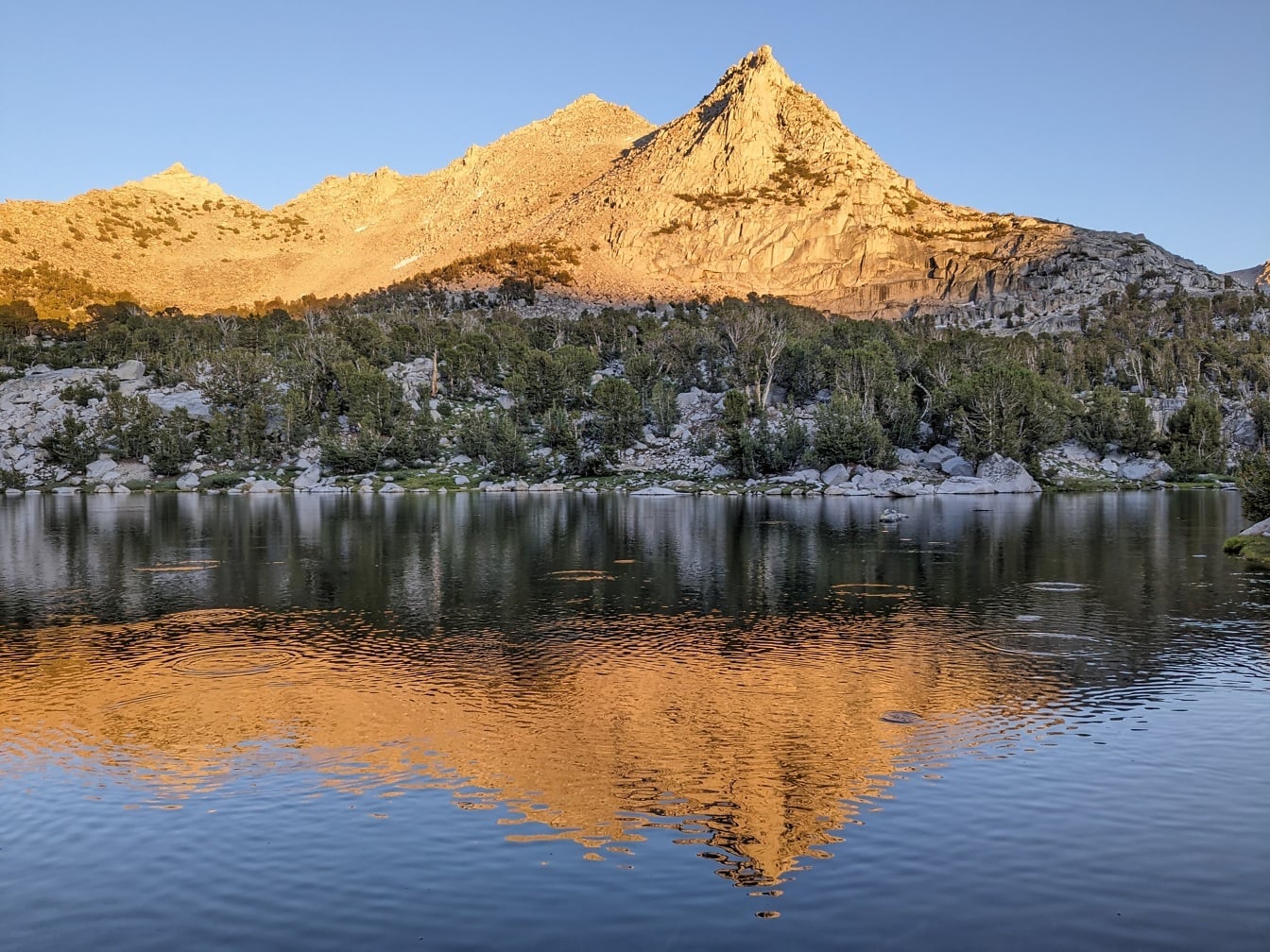 Reflet ensoleillé du sommet de la montagne sur les lacs Kearsarge parc national de Kings Canyon