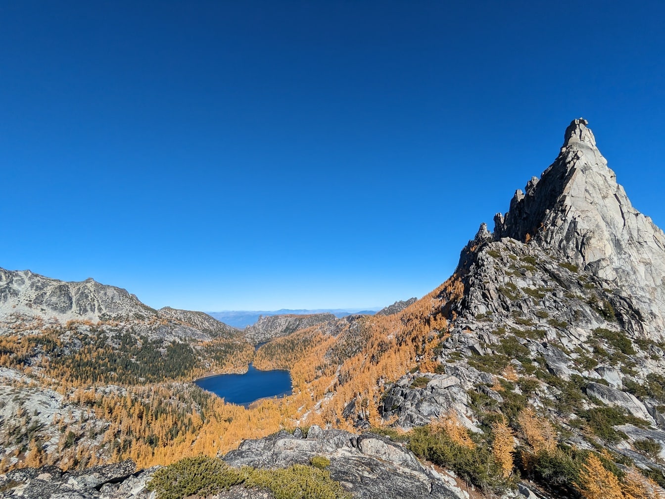 Prusik-bergstopp med sköldsjö i Washington-landskapspanorama