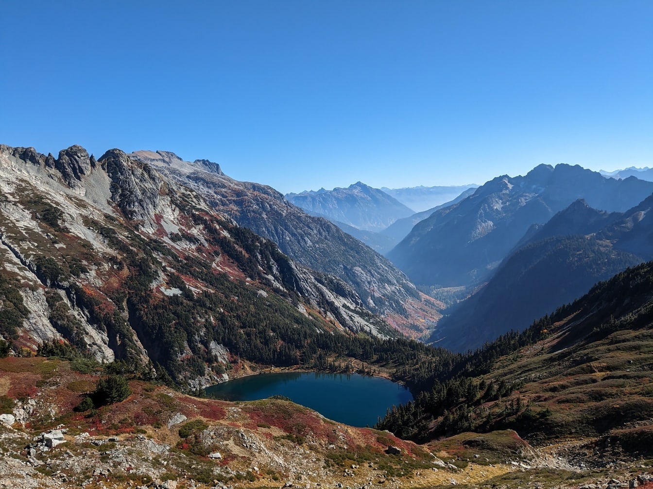 Panorama tepi danau dan lembah North Cascades di taman alam