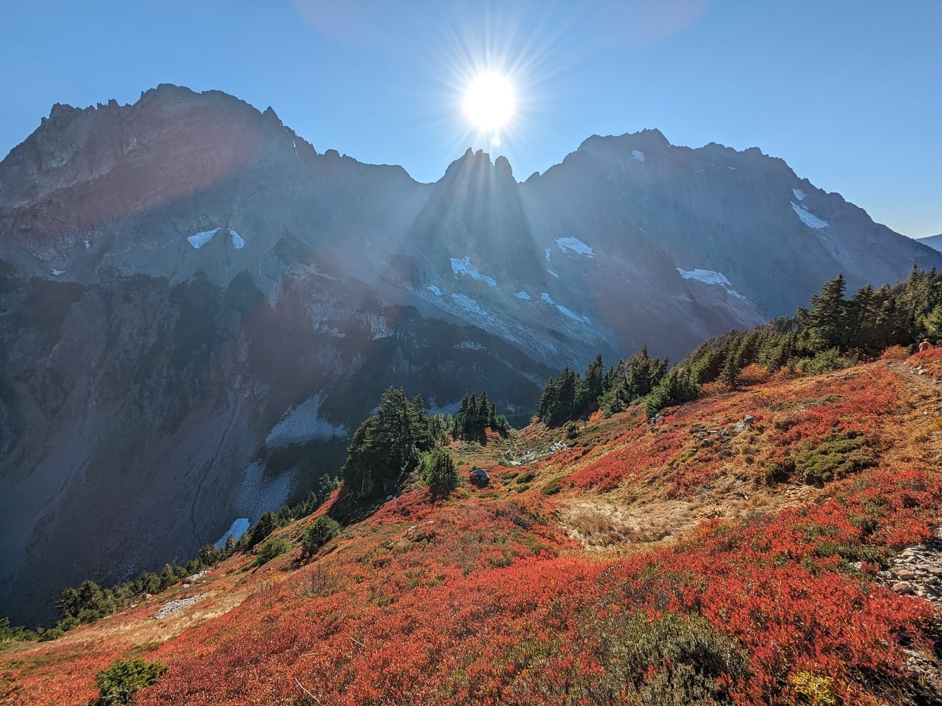 Sonniger Herbsttag in den Bergen mit majestätischem Panorama