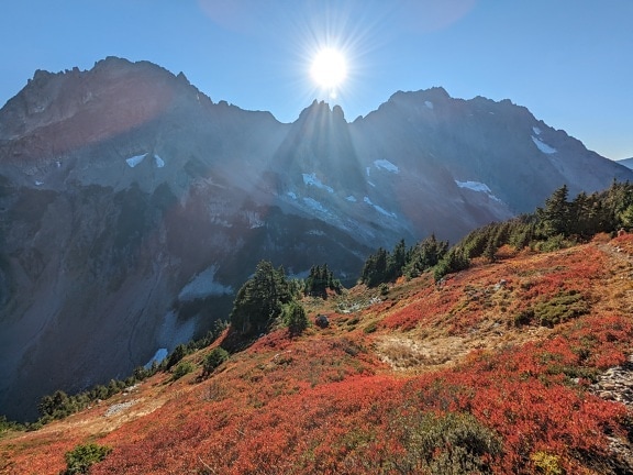 Zonnige de herfstdag in bergen met majestueus panorama