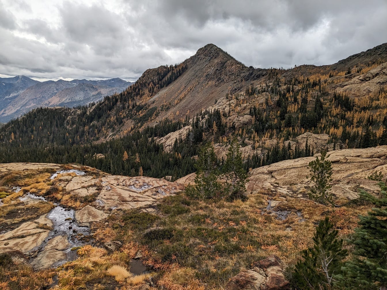 高原雄伟的秋季照片中的山岩石河