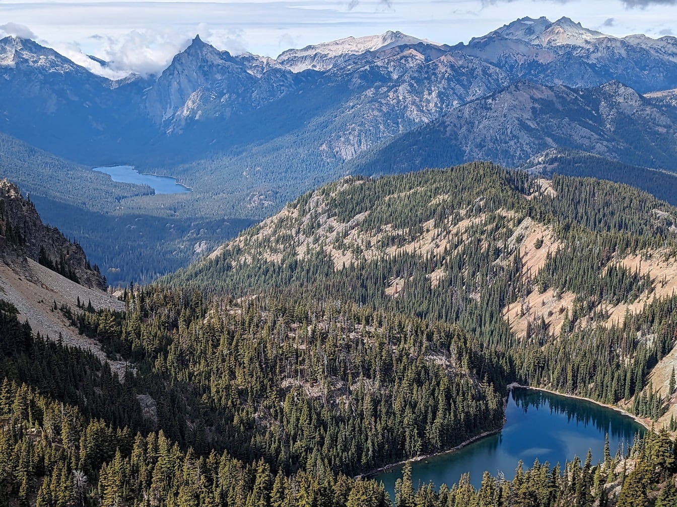 Pemandangan panorama pegunungan dan danau dari dataran tinggi