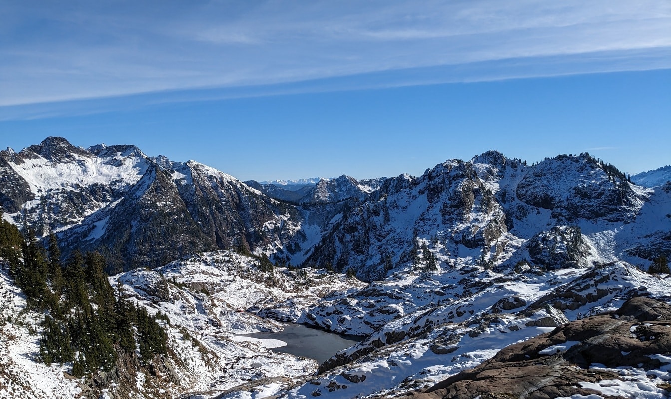 Замръзнали планински върхове в природен парк със синьо небе