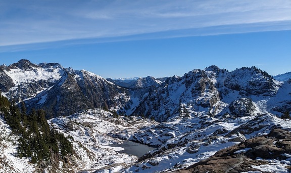 Mavi gökyüzü ile doğal parkta donmuş dağ zirveleri