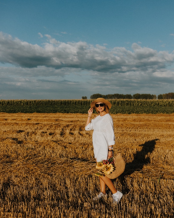mladá žena, veselý, klobouk, letní čas, pšeničné pole, seno, farma