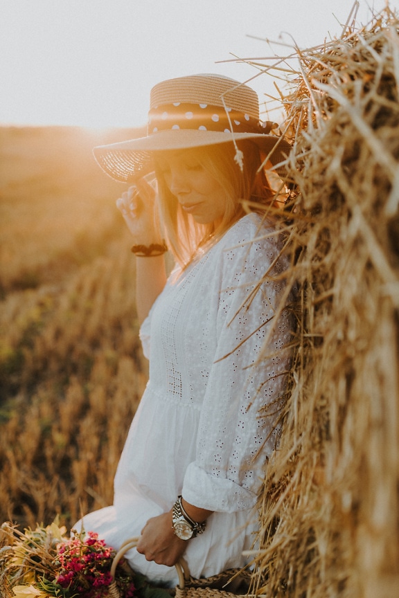 млада жена, хубава, шапка, купа сено, поле пшеница, пшеница, слама