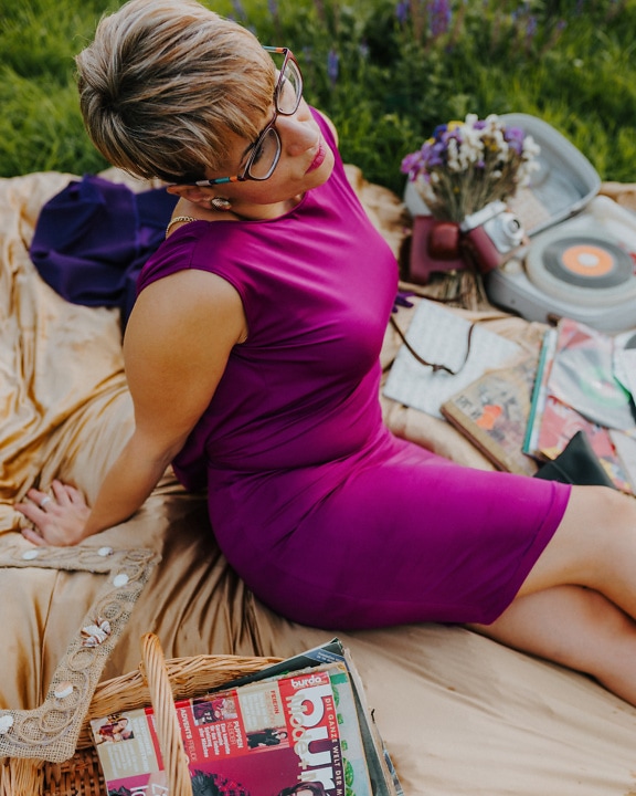 Wanita piknik mewah dengan gaun elegan glamor