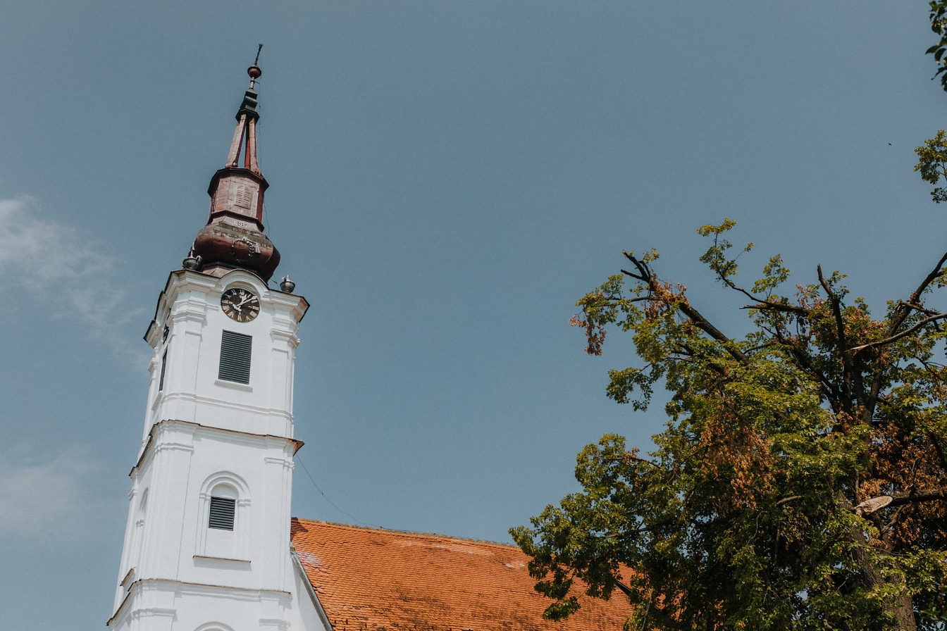 Torre de la iglesia blanca ortodoxa con fondo de cielo azul