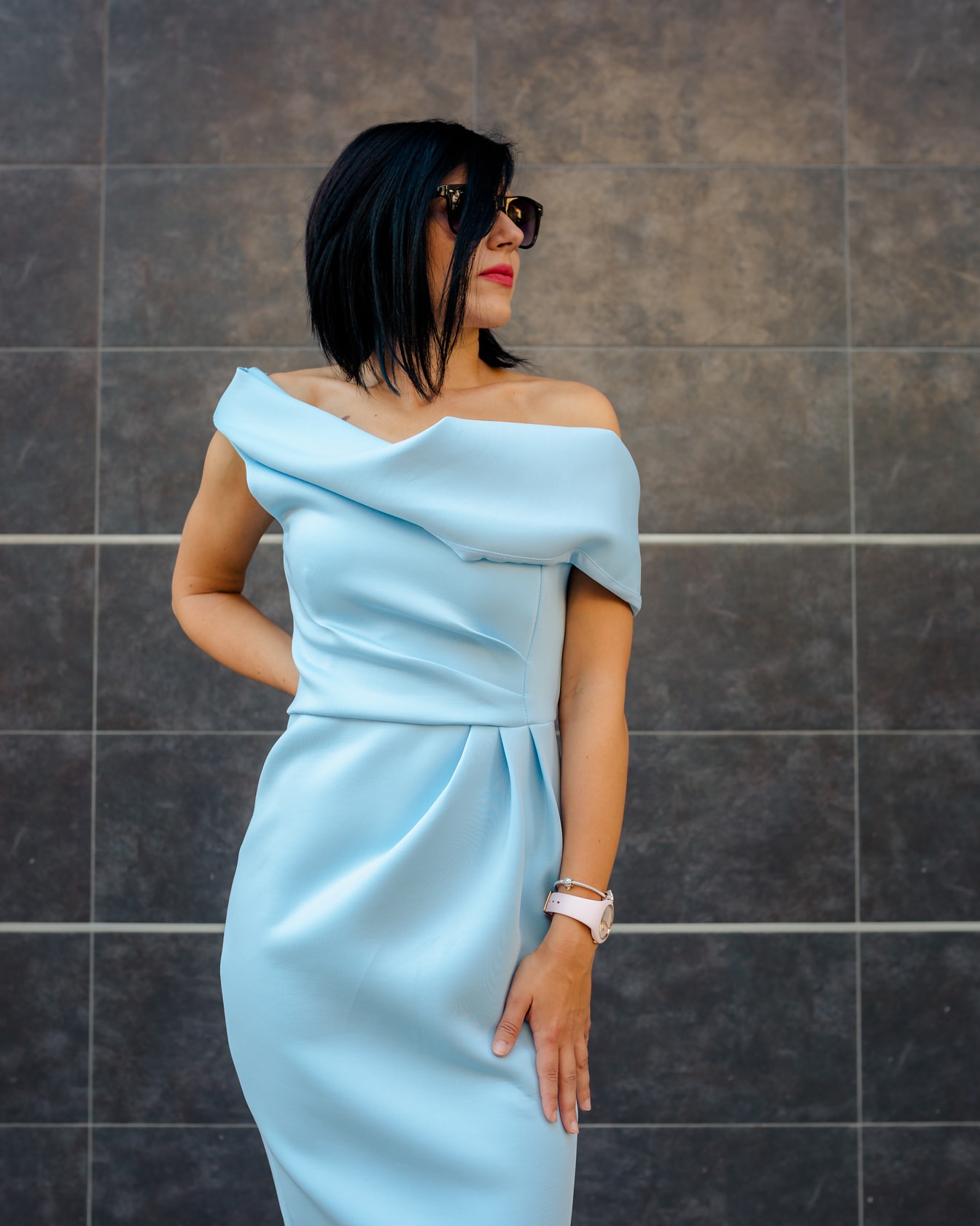 Model foto tampan kurus dengan gaun biru cerah