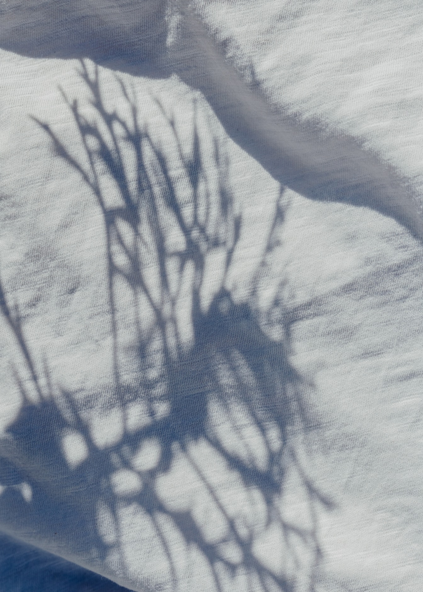Schatten auf weißer Baumwolltextil-Nahaufnahme-Textur