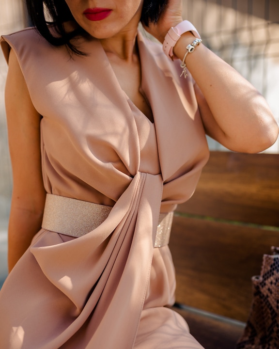 Efektné pastelové ružovkasté šaty na modeli módnej fotografie