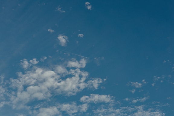 Nuages blancs sur un ciel bleu vif par beau temps ensoleillé