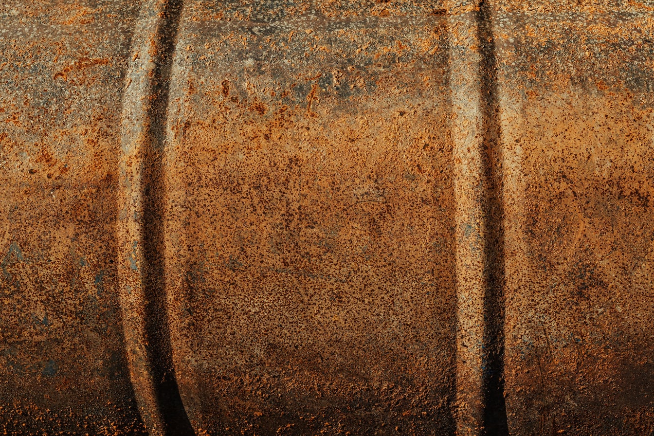 Hrdzavý kov z ropného suda detailný záber textúry