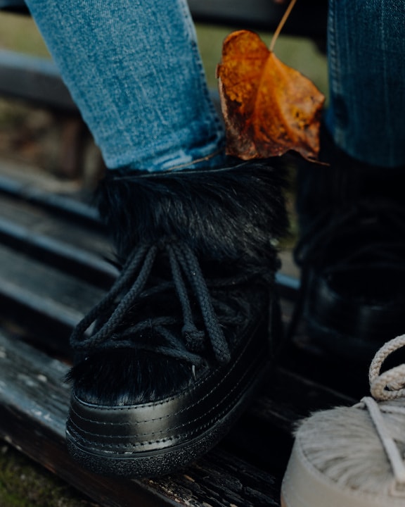 Otmjene crne cipele s dugom vezicom