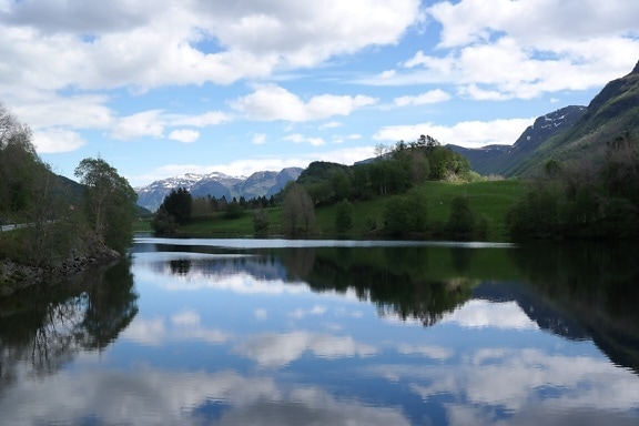 Atmosfera calma à beira do lago com céu azul nublado