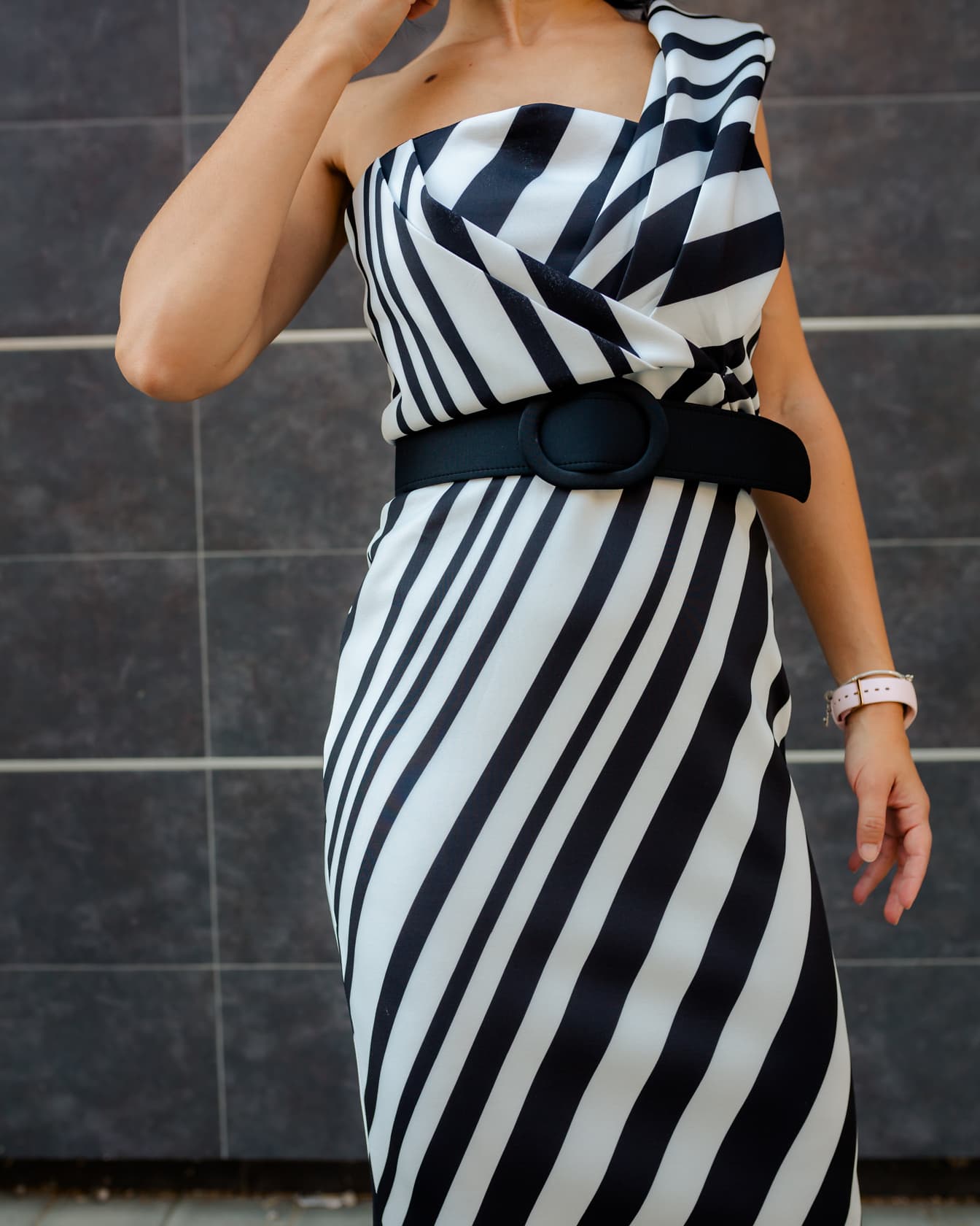 Attraktives schwarz-weißes Outfit für Geschäftsfrau mit schwarzem Gürtel