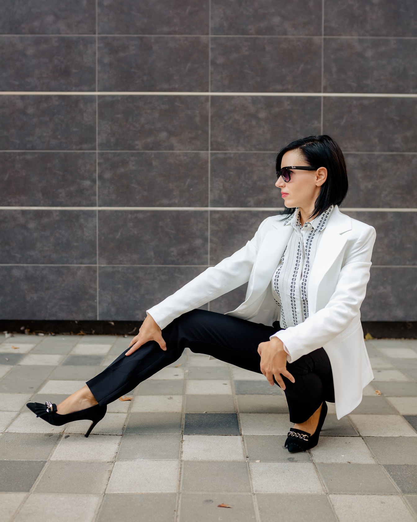 Erfolgreiche Geschäftsfrau im schwarz-weißen Outfit