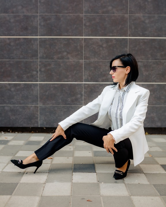 Framgångsrik affärskvinna i svartvit outfit