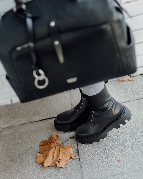 Schwarze Lederhandtasche und Stiefel lässiges Outfit