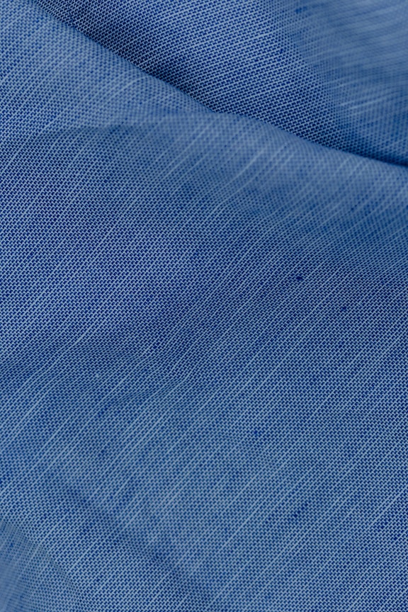 Zbliżenie ciemnoniebieskiej tekstury bawełny