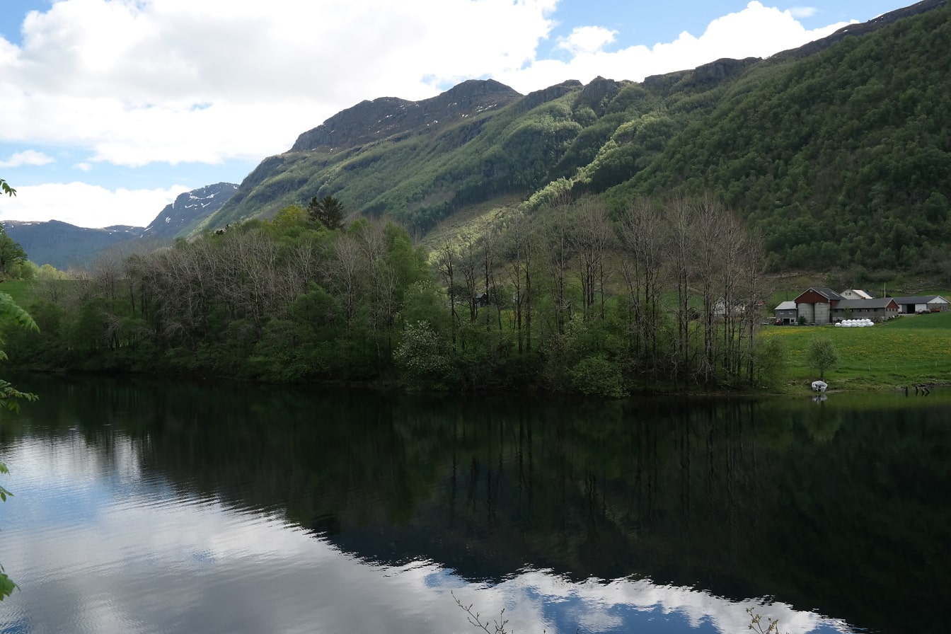 Forår ved søen med bjerge refleksion på rolig vandstand