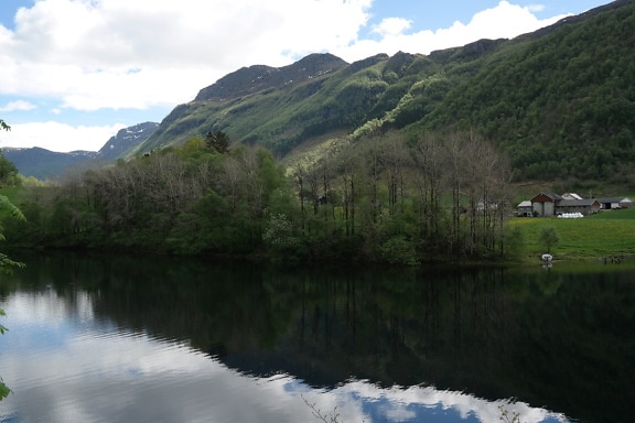 Primăvara la lac cu munți reflecție asupra nivelului calm al apei