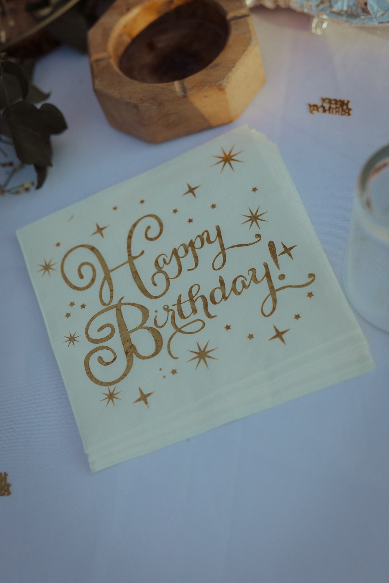 Салфетка с днем рождения с золотистым блеском текст